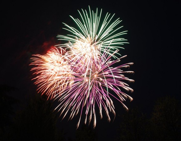 Prächtiges Himmelsfahrts-Feuerwerk direkt hinter dem Haus