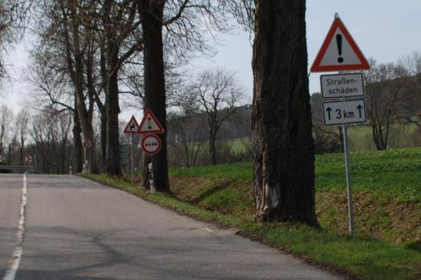 Straßenschäden-Hinweisschild auf der B101